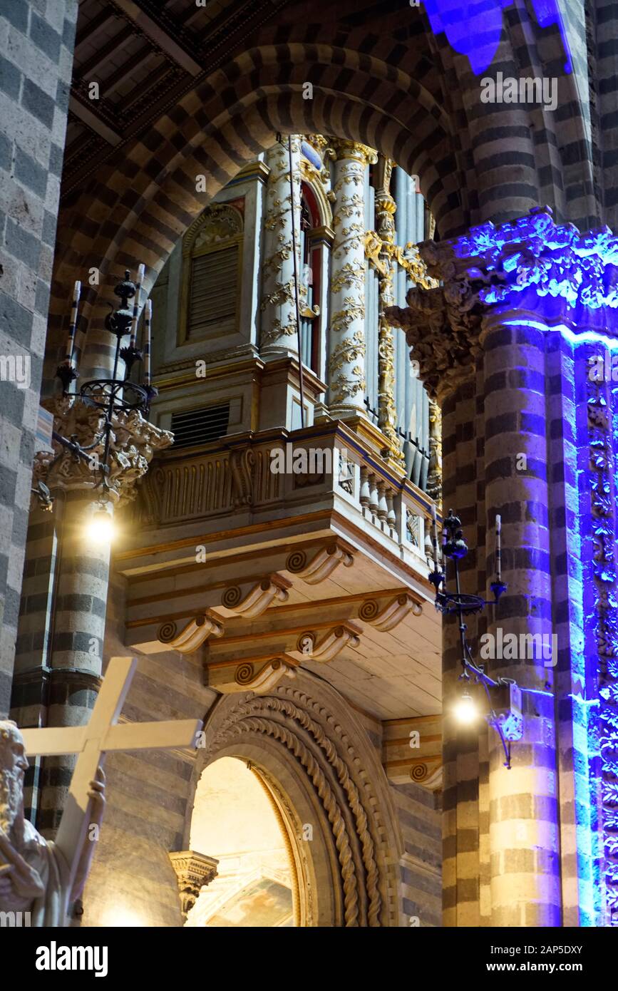 Im linken Querschiff, über einem hohen Chor, es ist die monumentale Orgel, begonnen von Domenico Palmieri, die im Jahre 1587 von Vincenzo Fulgenzi ausgetauscht wurde. Stockfoto