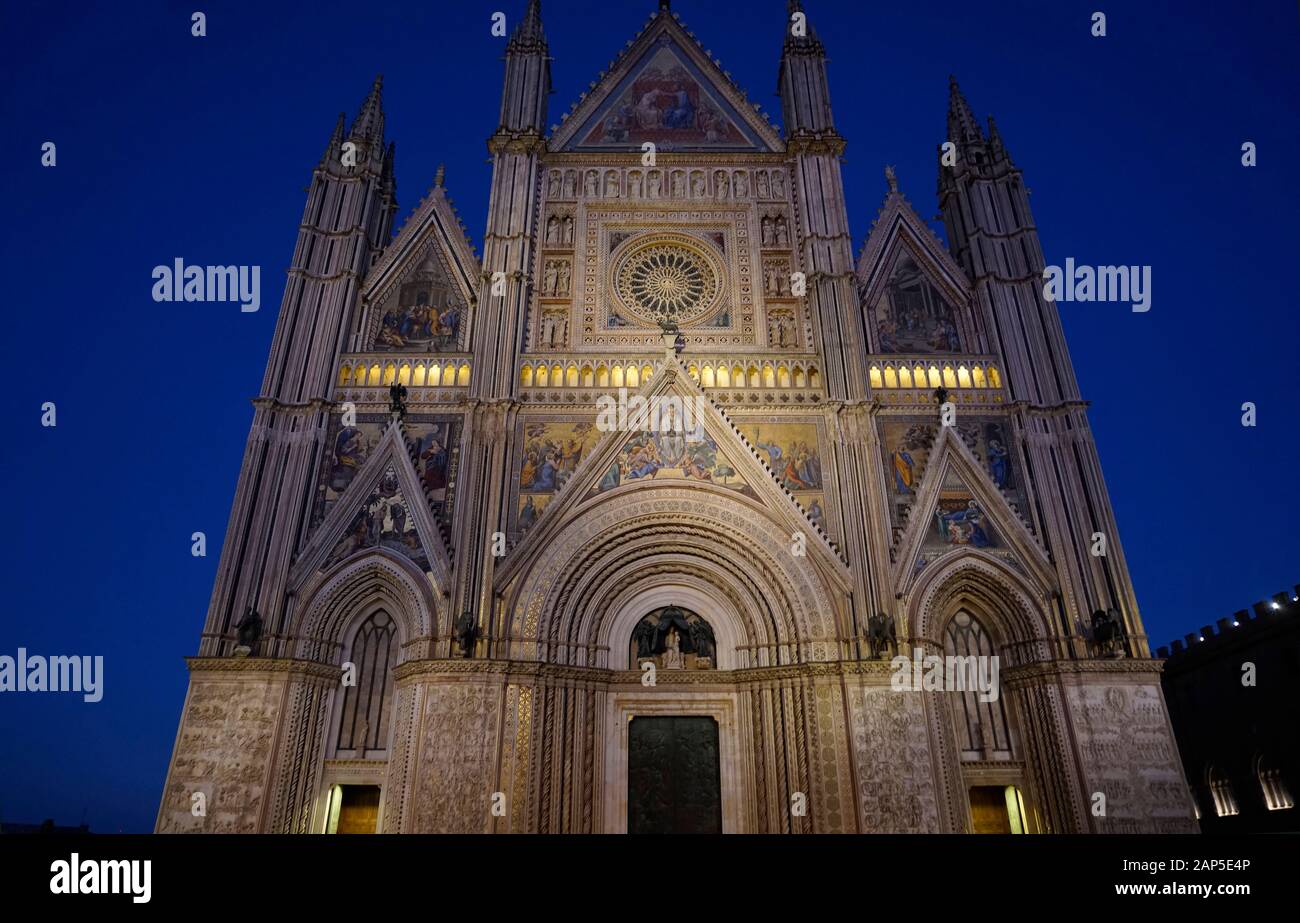 Fassade der Kathedrale Basilica von Santa Maria Assunta ist der wichtigste katholische Andachtsstätte in Orvieto, ein Meisterwerk der gotischen Architektur in Stockfoto