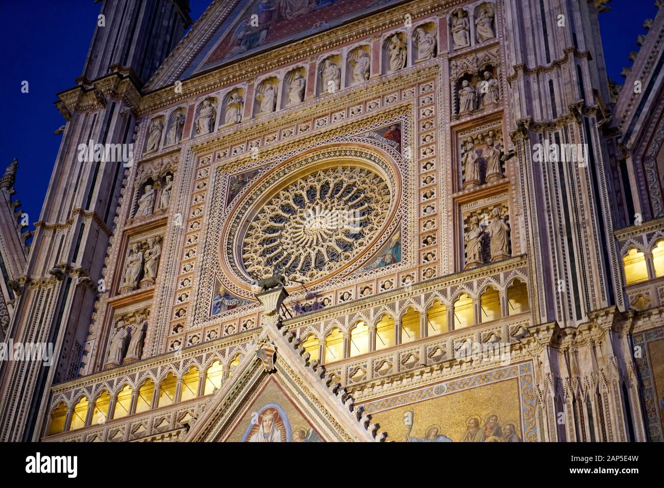 Fassade der Kathedrale Basilica von Santa Maria Assunta ist der wichtigste katholische Andachtsstätte in Orvieto, ein Meisterwerk der gotischen Architektur in Stockfoto
