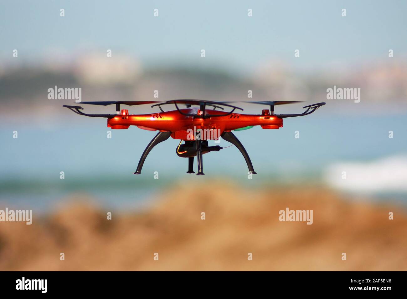 Fliegende Drohne mit montierter Kamera am Strand. Stockfoto