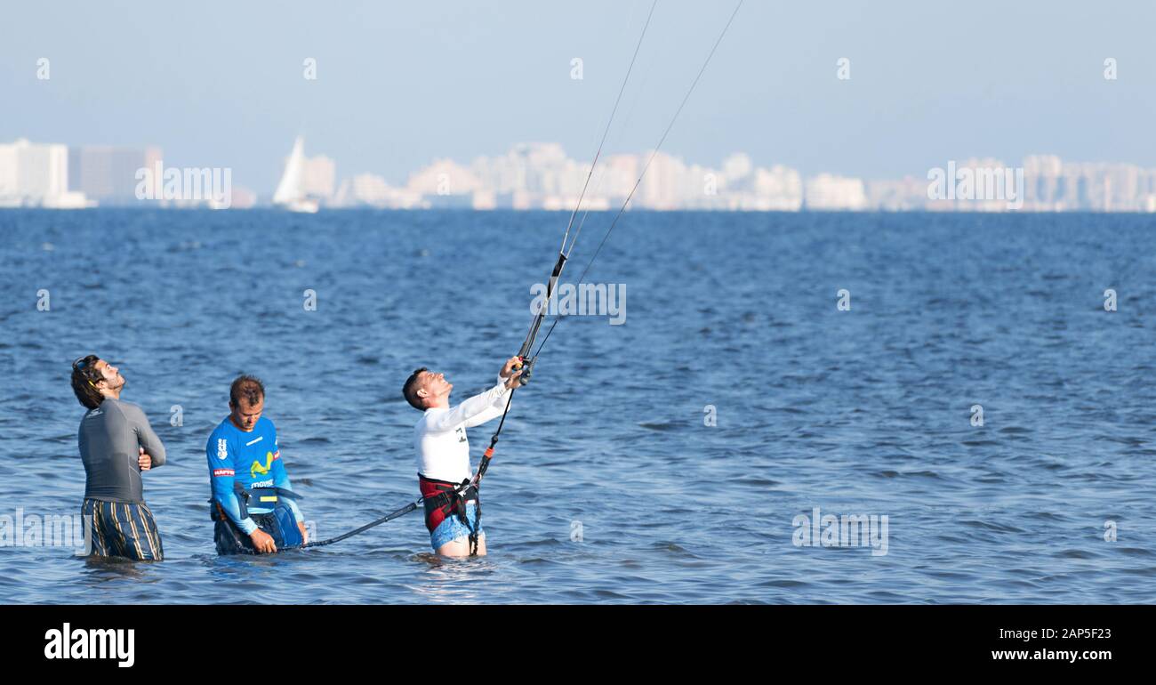 Murcia, Spanien, 23. August 2019: Sportlerinnen und Sportler üben Kitesurfen an der spanischen Küste. Kite Surfen Lektionen für die Einleitung an der Küste Stockfoto