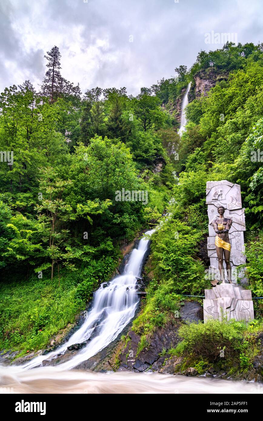 Denkmal von Prometheus und ein Wasserfall in Borjomi, Georgien Stockfoto