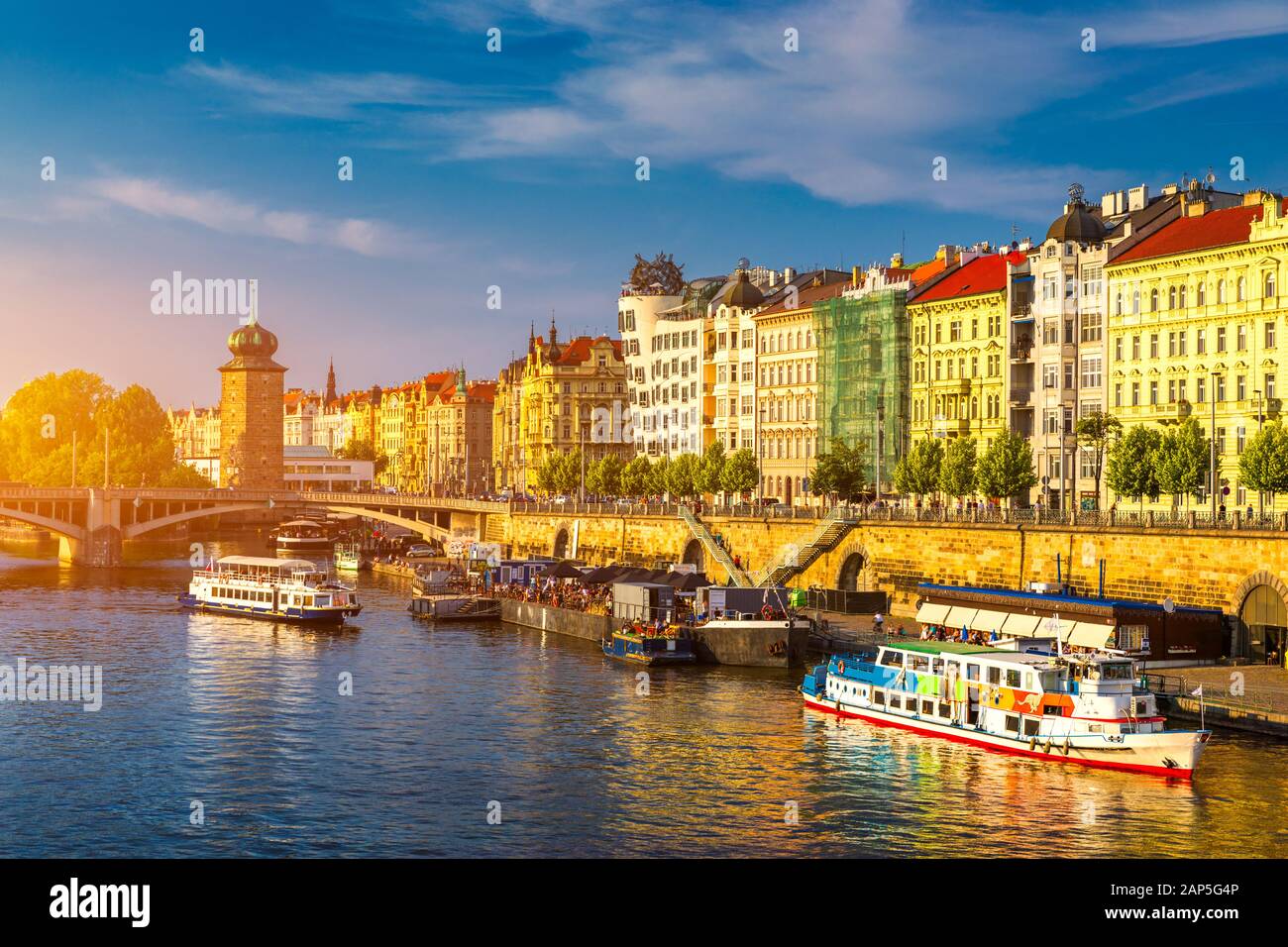 Malerische Ufer in Prag, die Stadt, das historische Zentrum von Prag, Gebäude und Wahrzeichen der Altstadt, Prag, Tschechische Republik Stockfoto