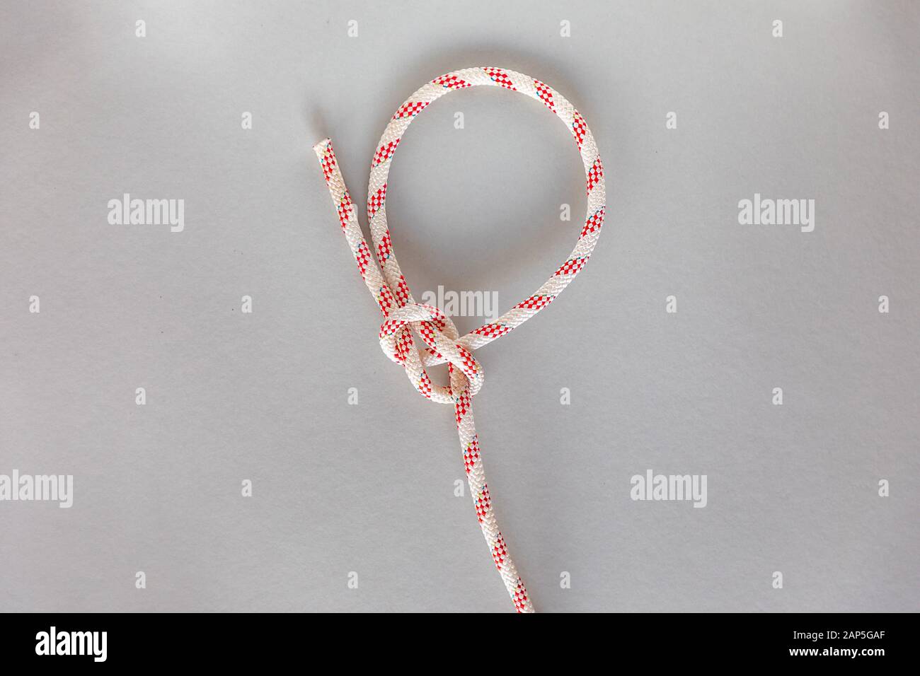 Bowline-Schiffsknoten auf grauem Grund Stockfoto