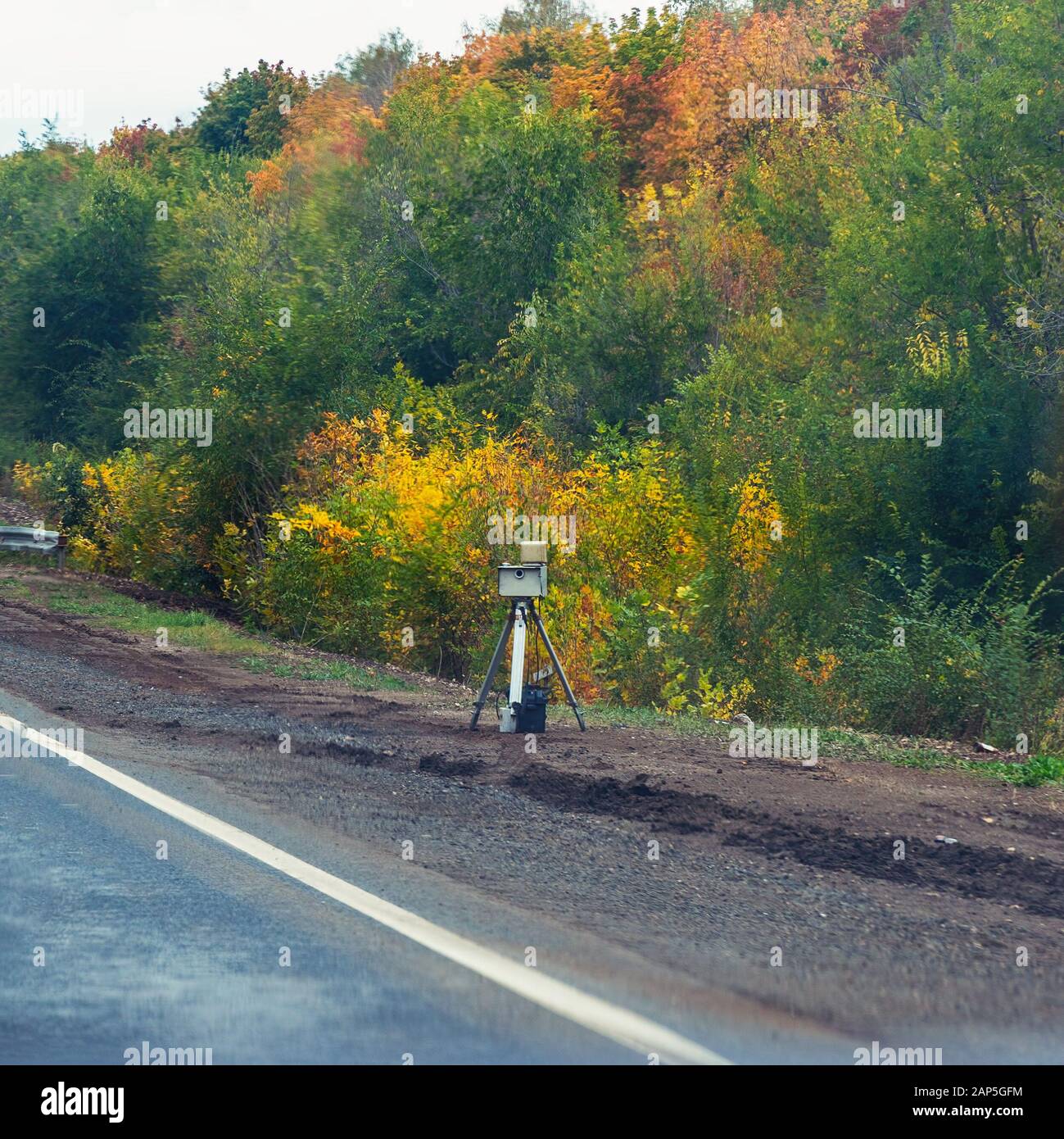 Geschwindigkeitskontrollmelder für mobile Geräte auf der Straßenseite. Eine Falle für Fahrer oder eine Kamera auf der Straße. Stockfoto