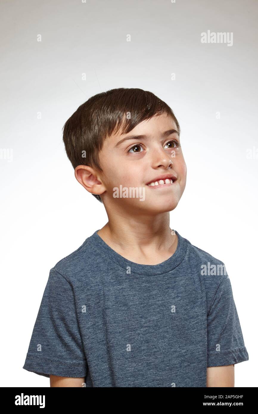 Jugendlicher Junge auf weißem Hintergrund Stockfoto