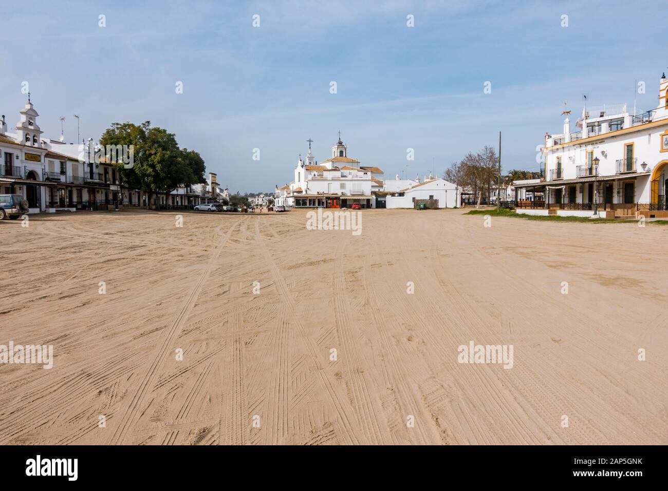 El Rocio Spanien. Sandige Straßen und Brüderwohnungsbau im Dorf westlichen Stils. El Rocio, Provinz Huelva, Andalucia, Spanien, Europa Stockfoto
