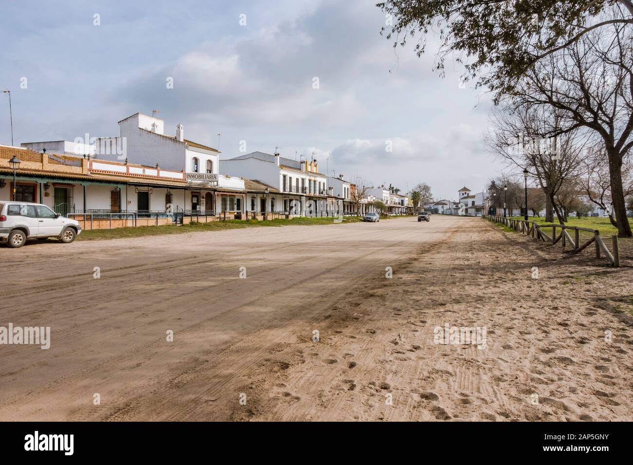 El Rocio Spanien. Sandige Straßen und Brüderwohnungsbau im Dorf westlichen Stils. El Rocio, Provinz Huelva, Andalucia, Spanien, Europa Stockfoto