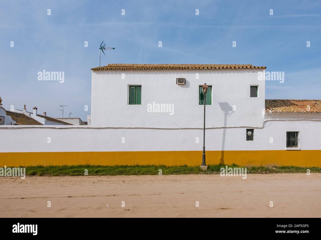 El Rocio Spanien. Sandige Straßen und Brüderwohnungsbau im Dorf westlichen Stils. El Rocio, Provinz Huelva, Andalucia, Spanien, Europa Stockfoto