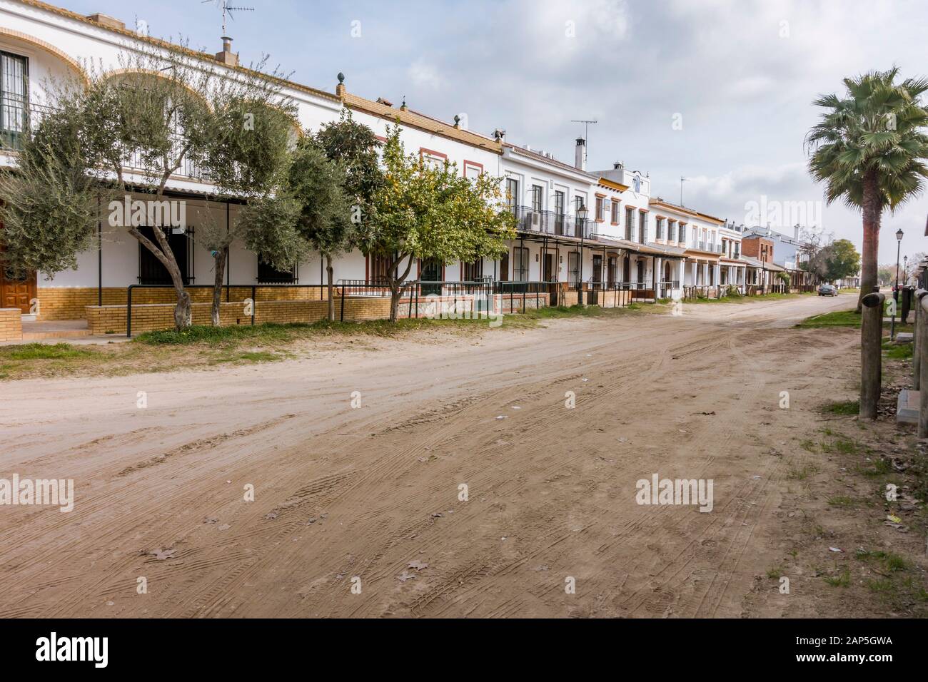 El Rocio Spanien. Sandige Straßen und Brüderwohnungsbau im Dorf westlichen Stils. El Rocio, Provinz Huelva, Andalucia, Spanien, Europa Stockfoto