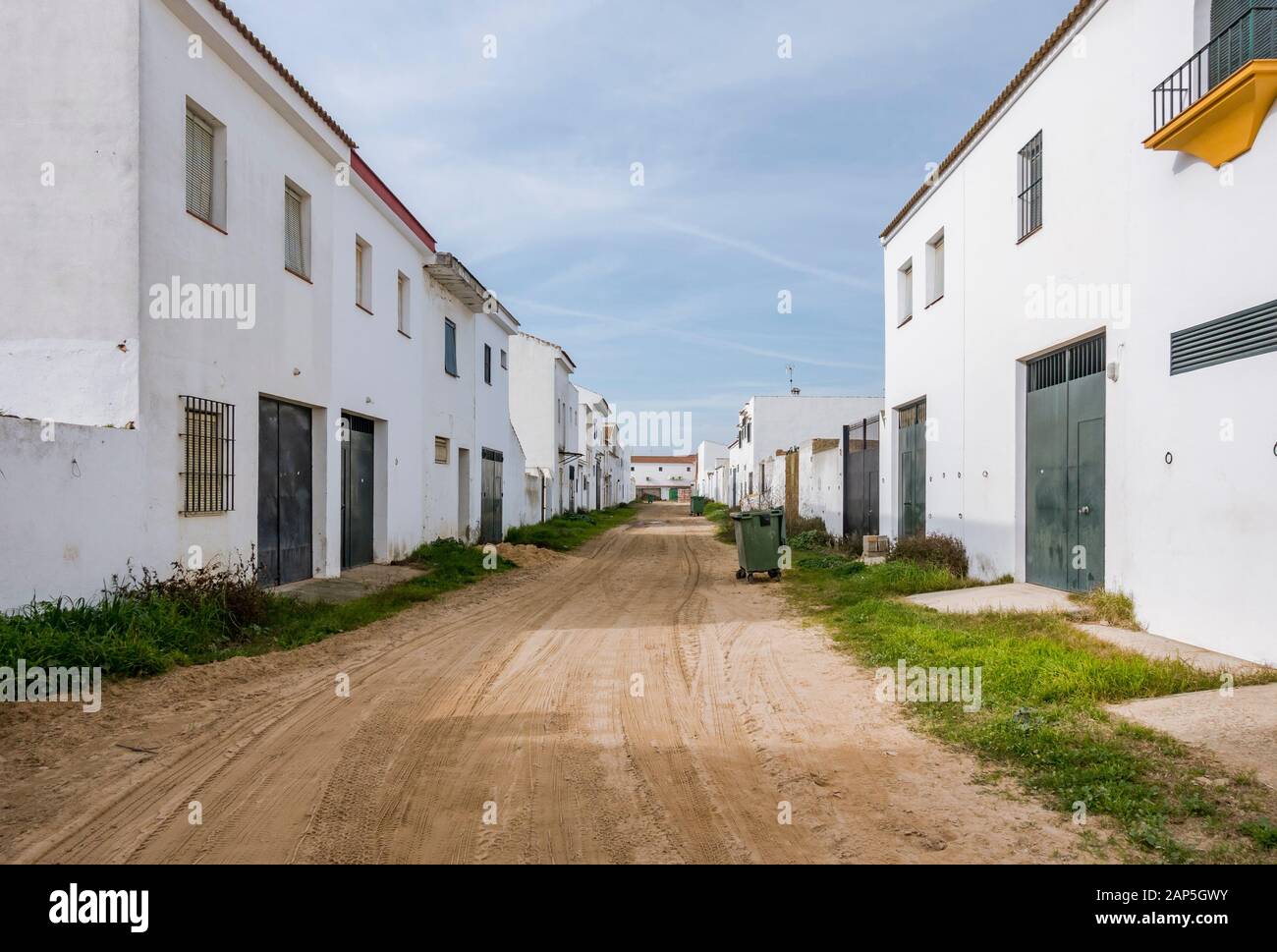 El Rocio Spanien. Sandige Straßen und Brüderwohnungsbau im Dorf westlichen Stils. El Rocio, Provinz Huelva, Andalucia, Spanien, Europa Stockfoto