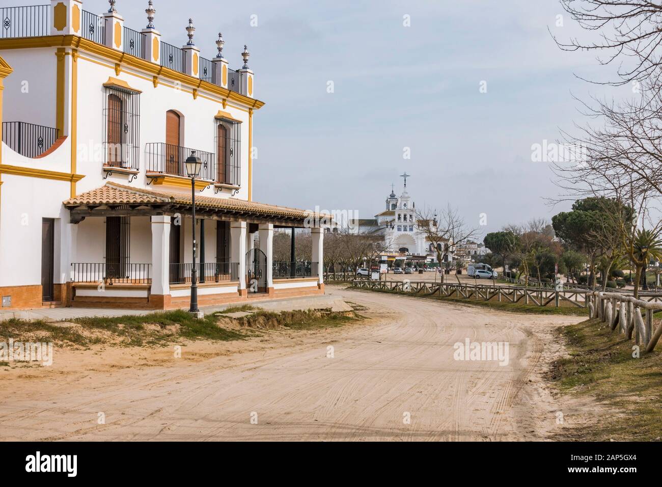 El Rocio Spanien. Sandige Straßen und Brüderwohnungsbau im Dorf westlichen Stils. El Rocio, Provinz Huelva, Andalucia, Spanien, Europa Stockfoto