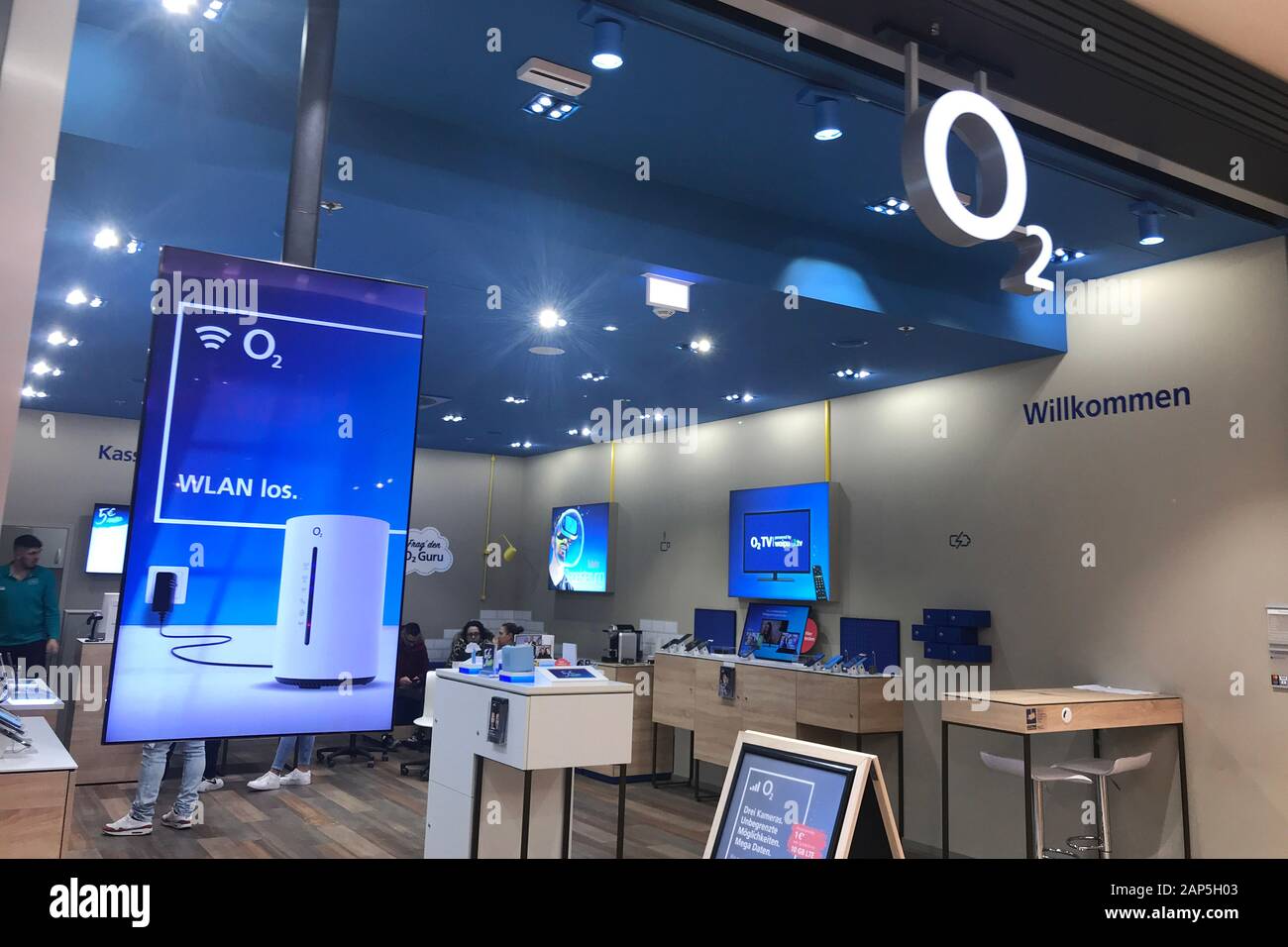 O2 beseitigt Datenvolumen für Mobiltelefone. O2 Telefonica Shop in München, Schaufenster, Shop. Telekommunikation, Mobilfunkanbieter. | Verwendung weltweit Stockfoto