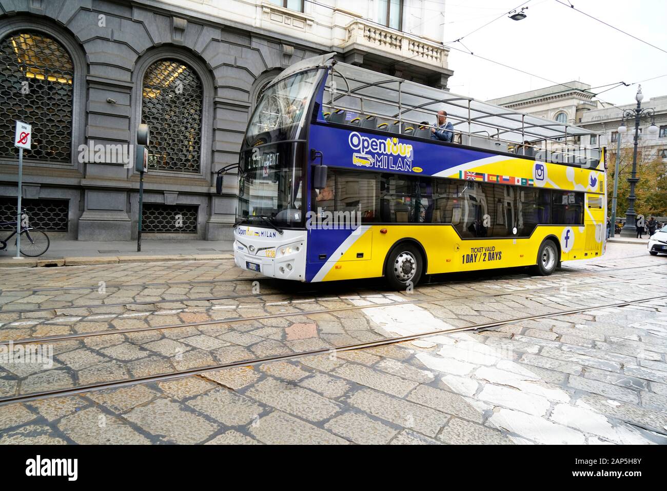 Die Via Alessandro Manzoni Straße Ecke Platz Piazza della Scala, Mailand, Lombaria, Italien, Europa Stockfoto