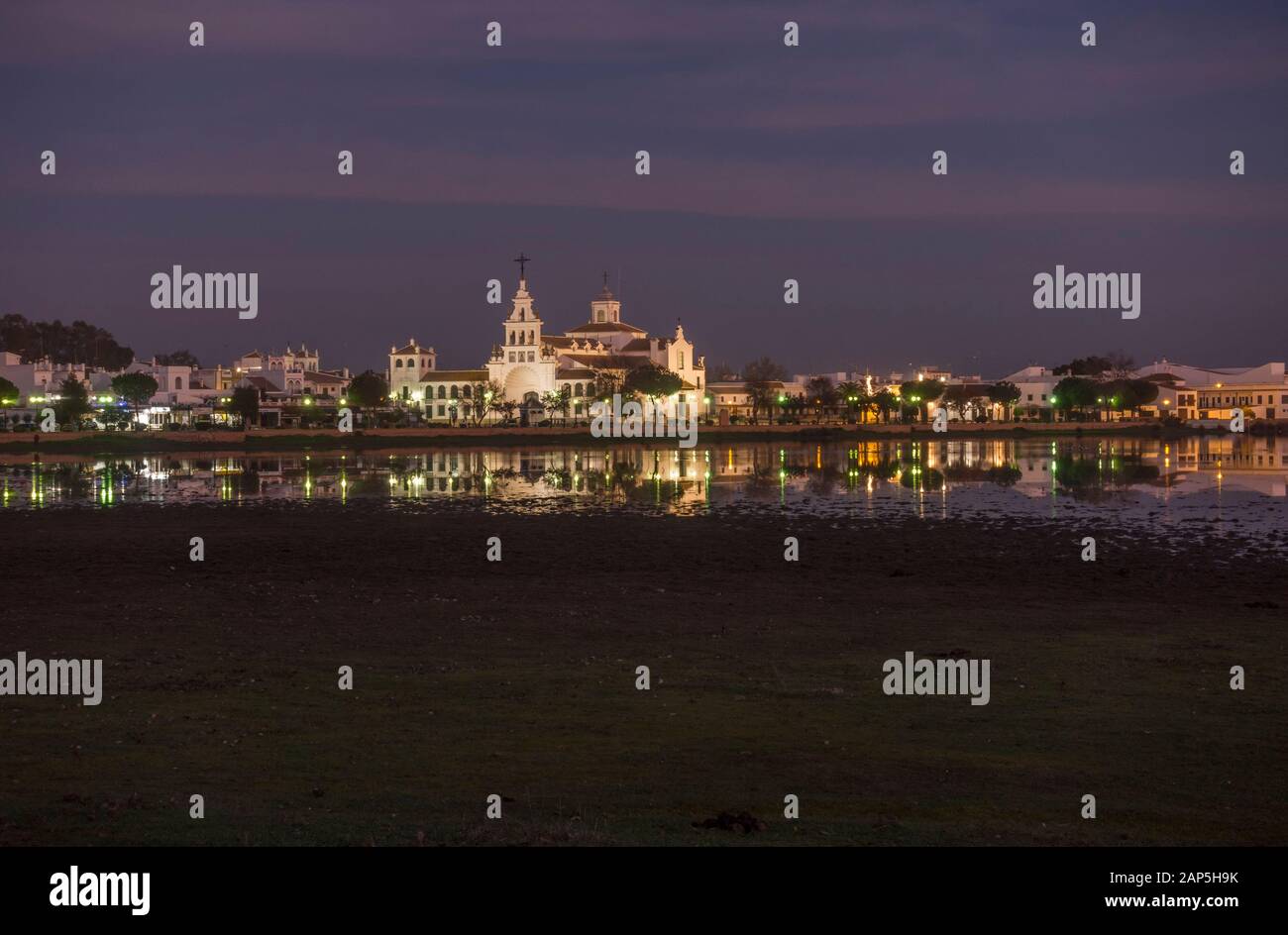 El Rocio Spanien, Kirche, Einsiedlerei der Jungfrau von El Rocio, im Marismas Nationalpark Doñana, nachts Andalucia, Spanien, Europa Stockfoto