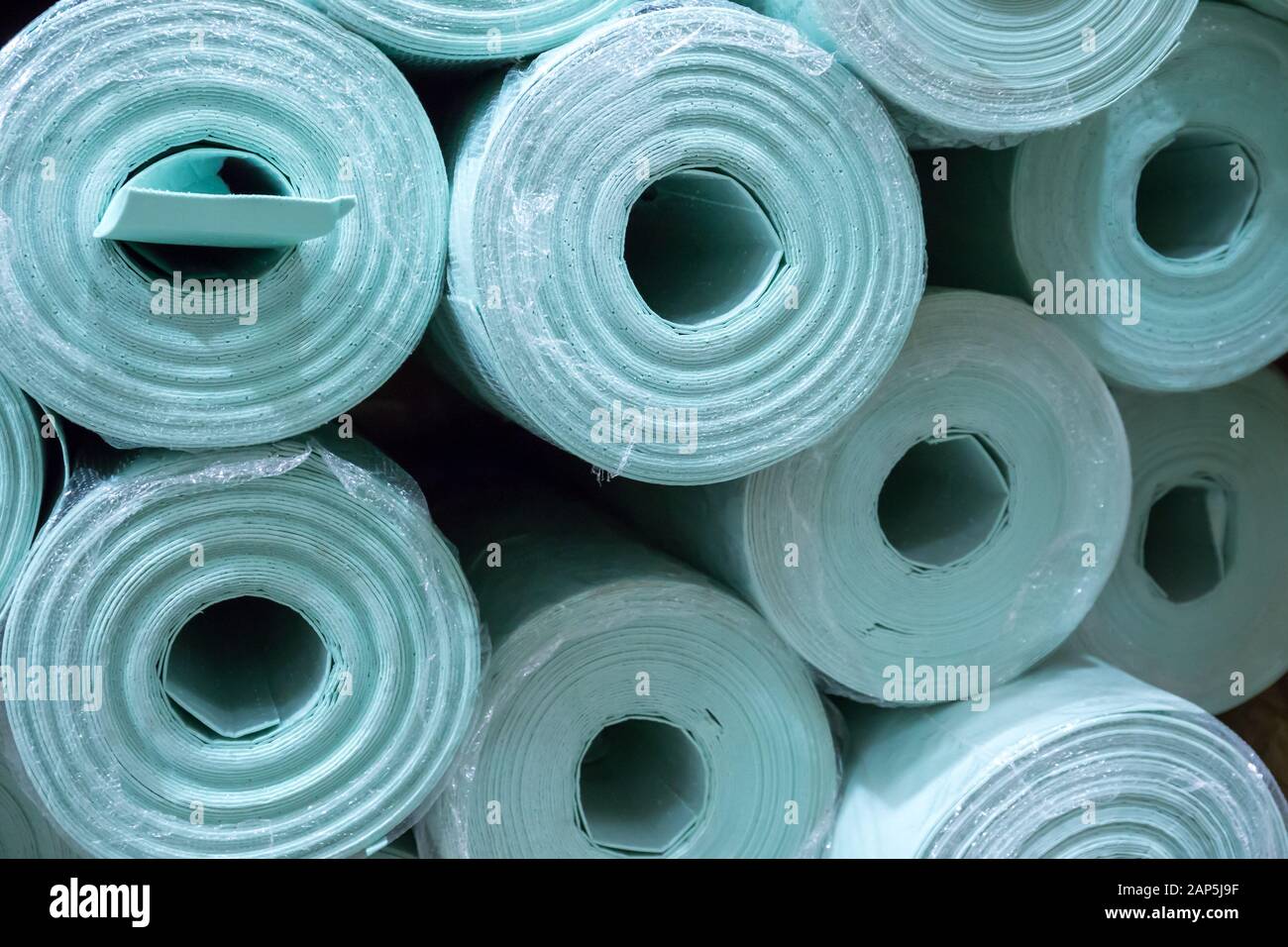 Stapel der Isolierung Rollenware. Licht Grün oder Blau. Gefüllt. Stockfoto