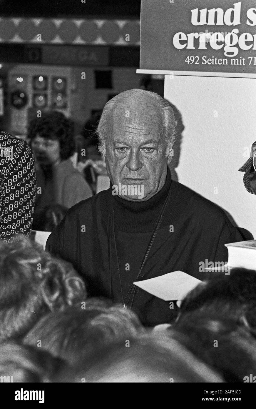 Curd Jürgens, English österreichischer Bühnen- und Filmschauspieler, bei einer Signierstunde Waden Buchs' ... und kein bisschen weise" in einem Kaufhaus in Hamburg, Deutschland 1976. Deutsche österreichische Bühne und Film Schauspieler Curd Jürgens sein Buch "Unterzeichnung... und kein bisschen weise" an einem Abteilung Speicher in Hamburg, Deutschland 1976. Stockfoto Curd Jürgens, English österreichischer Bühnen- und Filmschauspieler, bei einer Signierstunde Waden Buchs' ... und kein bisschen weise" in einem Kaufhaus in Hamburg, Deutschland 1976. Deutsche österreichische Bühne und Film Schauspieler Curd Jürgens sein Buch "Unterzeichnung... und kein bisschen weise" an einem Abteilung Speicher in Hamburg, Deutschland 1976. Stockfoto