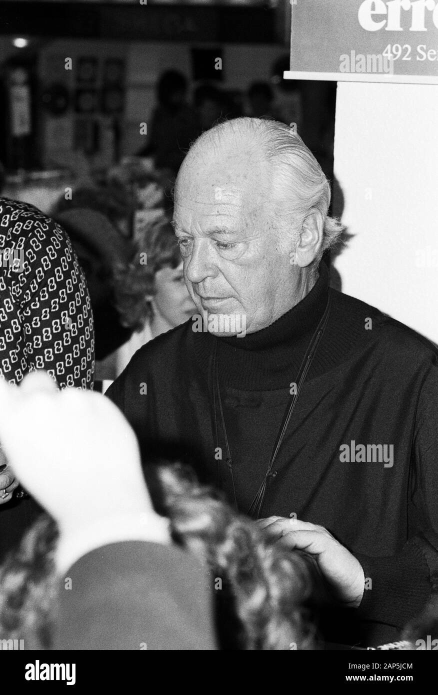 Curd Jürgens, English österreichischer Bühnen- und Filmschauspieler, bei einer Signierstunde Waden Buchs' ... und kein bisschen weise" in einem Kaufhaus in Hamburg, Deutschland 1976. Deutsche österreichische Bühne und Film Schauspieler Curd Jürgens sein Buch "Unterzeichnung... und kein bisschen weise" an einem Abteilung Speicher in Hamburg, Deutschland 1976. Stockfoto Curd Jürgens, English österreichischer Bühnen- und Filmschauspieler, bei einer Signierstunde Waden Buchs' ... und kein bisschen weise" in einem Kaufhaus in Hamburg, Deutschland 1976. Deutsche österreichische Bühne und Film Schauspieler Curd Jürgens sein Buch "Unterzeichnung... und kein bisschen weise" an einem Abteilung Speicher in Hamburg, Deutschland 1976. Stockfoto
