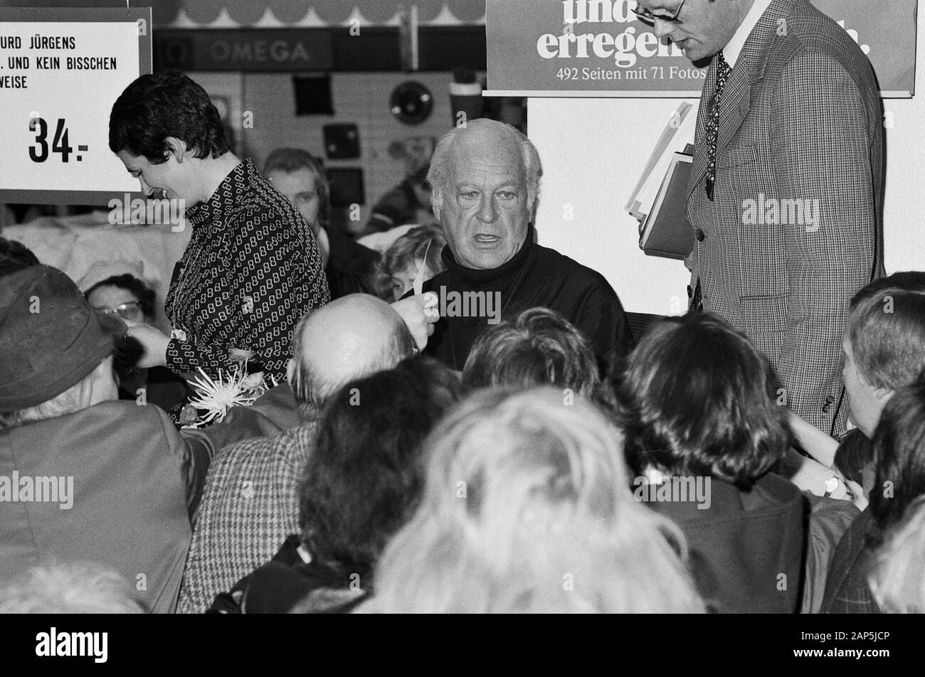 Curd Jürgens, English österreichischer Bühnen- und Filmschauspieler, bei einer Signierstunde Waden Buchs' ... und kein bisschen weise" in einem Kaufhaus in Hamburg, Deutschland 1976. Deutsche österreichische Bühne und Film Schauspieler Curd Jürgens sein Buch "Unterzeichnung... und kein bisschen weise" an einem Abteilung Speicher in Hamburg, Deutschland 1976. Stockfoto Curd Jürgens, English österreichischer Bühnen- und Filmschauspieler, bei einer Signierstunde Waden Buchs' ... und kein bisschen weise" in einem Kaufhaus in Hamburg, Deutschland 1976. Deutsche österreichische Bühne und Film Schauspieler Curd Jürgens sein Buch "Unterzeichnung... und kein bisschen weise" an einem Abteilung Speicher in Hamburg, Deutschland 1976. Stockfoto