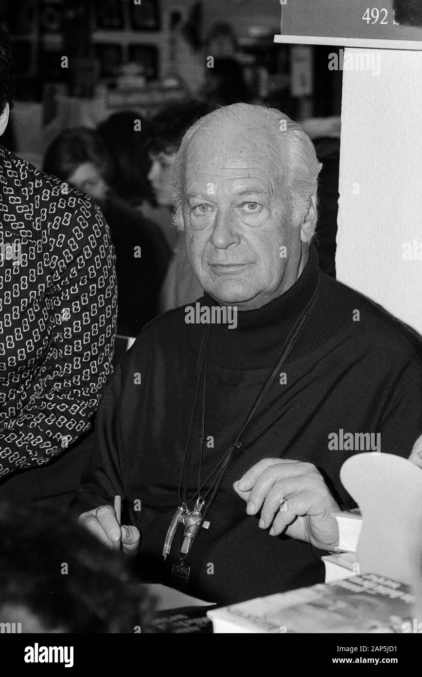 Curd Jürgens, English österreichischer Bühnen- und Filmschauspieler, bei einer Signierstunde Waden Buchs' ... und kein bisschen weise" in einem Kaufhaus in Hamburg, Deutschland 1976. Deutsche österreichische Bühne und Film Schauspieler Curd Jürgens sein Buch "Unterzeichnung... und kein bisschen weise" an einem Abteilung Speicher in Hamburg, Deutschland 1976. Stockfoto Curd Jürgens, English österreichischer Bühnen- und Filmschauspieler, bei einer Signierstunde Waden Buchs' ... und kein bisschen weise" in einem Kaufhaus in Hamburg, Deutschland 1976. Deutsche österreichische Bühne und Film Schauspieler Curd Jürgens sein Buch "Unterzeichnung... und kein bisschen weise" an einem Abteilung Speicher in Hamburg, Deutschland 1976. Stockfoto