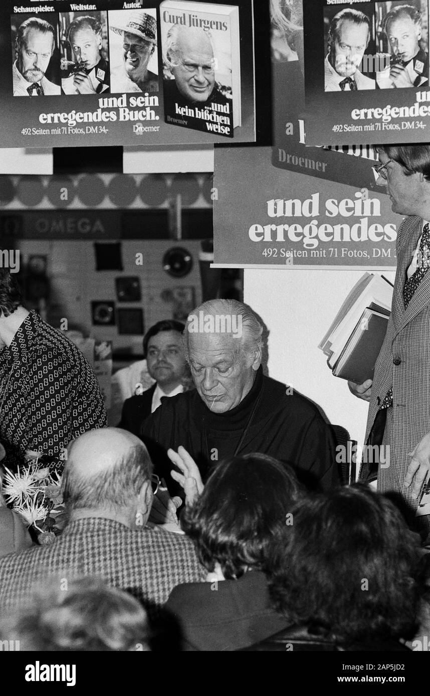 Curd Jürgens, English österreichischer Bühnen- und Filmschauspieler, bei einer Signierstunde Waden Buchs' ... und kein bisschen weise" in einem Kaufhaus in Hamburg, Deutschland 1976. Deutsche österreichische Bühne und Film Schauspieler Curd Jürgens sein Buch "Unterzeichnung... und kein bisschen weise" an einem Abteilung Speicher in Hamburg, Deutschland 1976. Stockfoto Curd Jürgens, English österreichischer Bühnen- und Filmschauspieler, bei einer Signierstunde Waden Buchs' ... und kein bisschen weise" in einem Kaufhaus in Hamburg, Deutschland 1976. Deutsche österreichische Bühne und Film Schauspieler Curd Jürgens sein Buch "Unterzeichnung... und kein bisschen weise" an einem Abteilung Speicher in Hamburg, Deutschland 1976. Stockfoto