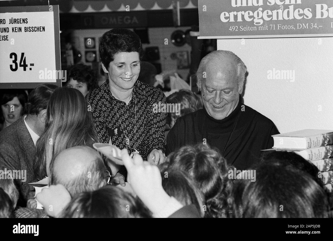 Curd Jürgens, English österreichischer Bühnen- und Filmschauspieler, bei einer Signierstunde Waden Buchs' ... und kein bisschen weise" in einem Kaufhaus in Hamburg, Deutschland 1976. Deutsche österreichische Bühne und Film Schauspieler Curd Jürgens sein Buch "Unterzeichnung... und kein bisschen weise" an einem Abteilung Speicher in Hamburg, Deutschland 1976. Stockfoto Curd Jürgens, English österreichischer Bühnen- und Filmschauspieler, bei einer Signierstunde Waden Buchs' ... und kein bisschen weise" in einem Kaufhaus in Hamburg, Deutschland 1976. Deutsche österreichische Bühne und Film Schauspieler Curd Jürgens sein Buch "Unterzeichnung... und kein bisschen weise" an einem Abteilung Speicher in Hamburg, Deutschland 1976. Stockfoto