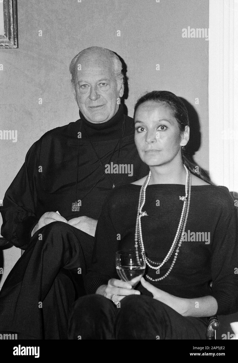 Curd Jürgens, English österreichischer Bühnen- und Filmschauspieler, mit Ehefrau Christine Schmitz in Hamburg, Deutschland 1976. Deutsche österreichische Bühne und Film Schauspieler Curd Jürgens mit seiner Frau Margie Schmitz in Hamburg, Deutschland 1976. Stockfoto Curd Jürgens, English österreichischer Bühnen- und Filmschauspieler, mit Ehefrau Christine Schmitz in Hamburg, Deutschland 1976. Deutsche österreichische Bühne und Film Schauspieler Curd Jürgens mit seiner Frau Margie Schmitz in Hamburg, Deutschland 1976. Stockfoto