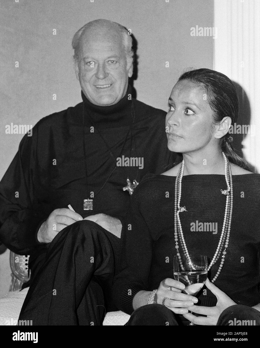 Curd Jürgens, English österreichischer Bühnen- und Filmschauspieler, mit Ehefrau Christine Schmitz in Hamburg, Deutschland 1976. Deutsche österreichische Bühne und Film Schauspieler Curd Jürgens mit seiner Frau Margie Schmitz in Hamburg, Deutschland 1976. Stockfoto Curd Jürgens, English österreichischer Bühnen- und Filmschauspieler, mit Ehefrau Christine Schmitz in Hamburg, Deutschland 1976. Deutsche österreichische Bühne und Film Schauspieler Curd Jürgens mit seiner Frau Margie Schmitz in Hamburg, Deutschland 1976. Stockfoto