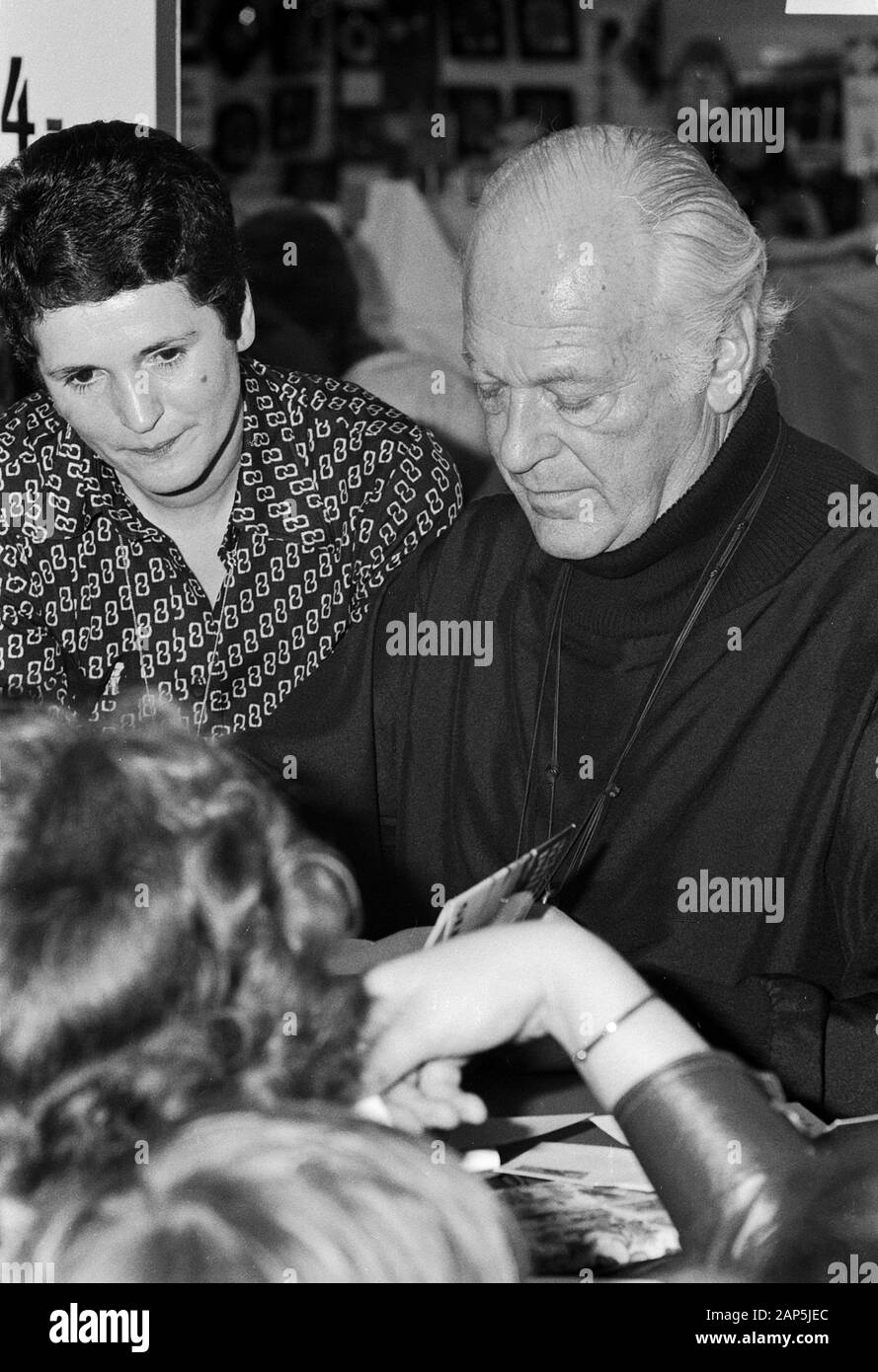 Curd Jürgens, English österreichischer Bühnen- und Filmschauspieler, bei einer Signierstunde Waden Buchs' ... und kein bisschen weise" in einem Kaufhaus in Hamburg, Deutschland 1976. Deutsche österreichische Bühne und Film Schauspieler Curd Jürgens sein Buch "Unterzeichnung... und kein bisschen weise" an einem Abteilung Speicher in Hamburg, Deutschland 1976. Stockfoto Curd Jürgens, English österreichischer Bühnen- und Filmschauspieler, bei einer Signierstunde Waden Buchs' ... und kein bisschen weise" in einem Kaufhaus in Hamburg, Deutschland 1976. Deutsche österreichische Bühne und Film Schauspieler Curd Jürgens sein Buch "Unterzeichnung... und kein bisschen weise" an einem Abteilung Speicher in Hamburg, Deutschland 1976. Stockfoto