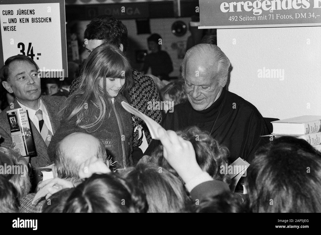 Curd Jürgens, English österreichischer Bühnen- und Filmschauspieler, bei einer Signierstunde Waden Buchs' ... und kein bisschen weise" in einem Kaufhaus in Hamburg, Deutschland 1976. Deutsche österreichische Bühne und Film Schauspieler Curd Jürgens sein Buch "Unterzeichnung... und kein bisschen weise" an einem Abteilung Speicher in Hamburg, Deutschland 1976. Stockfoto Curd Jürgens, English österreichischer Bühnen- und Filmschauspieler, bei einer Signierstunde Waden Buchs' ... und kein bisschen weise" in einem Kaufhaus in Hamburg, Deutschland 1976. Deutsche österreichische Bühne und Film Schauspieler Curd Jürgens sein Buch "Unterzeichnung... und kein bisschen weise" an einem Abteilung Speicher in Hamburg, Deutschland 1976. Stockfoto