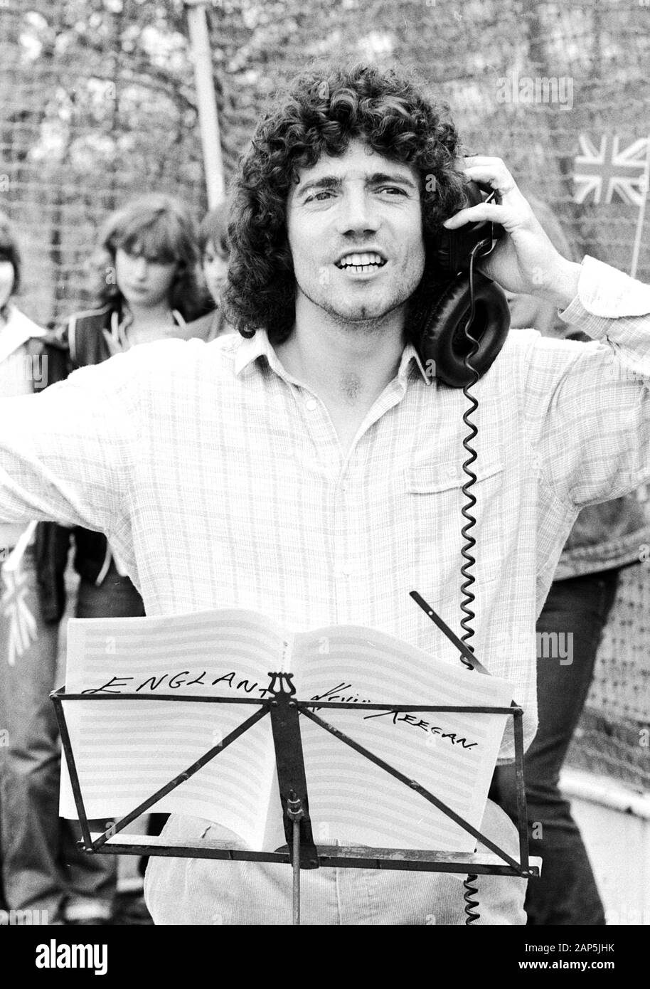 Kevin Keegan, britischer Fußballspieler, singt seine Single 'England' ein, Deutschland 1980. Britische Fußball-Spieler Kevin Keegan, Gesang seiner 45 Single 'England', Deutschland 1980. Stockfoto