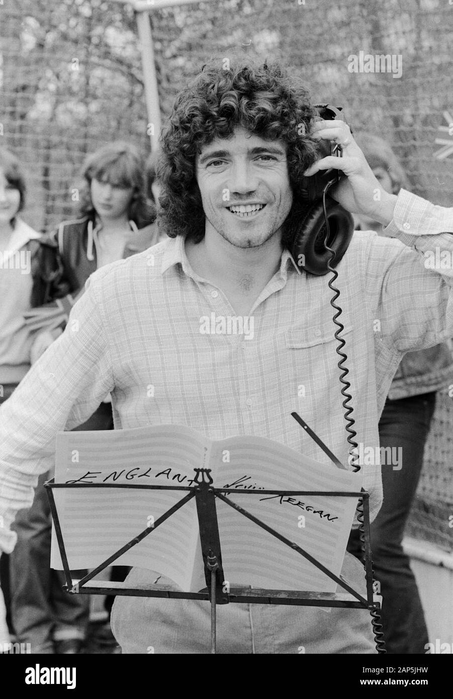 Kevin Keegan, britischer Fußballspieler, singt seine Single 'England' ein, Deutschland 1980. Britische Fußball-Spieler Kevin Keegan, Gesang seiner 45 Single 'England', Deutschland 1980. Stockfoto