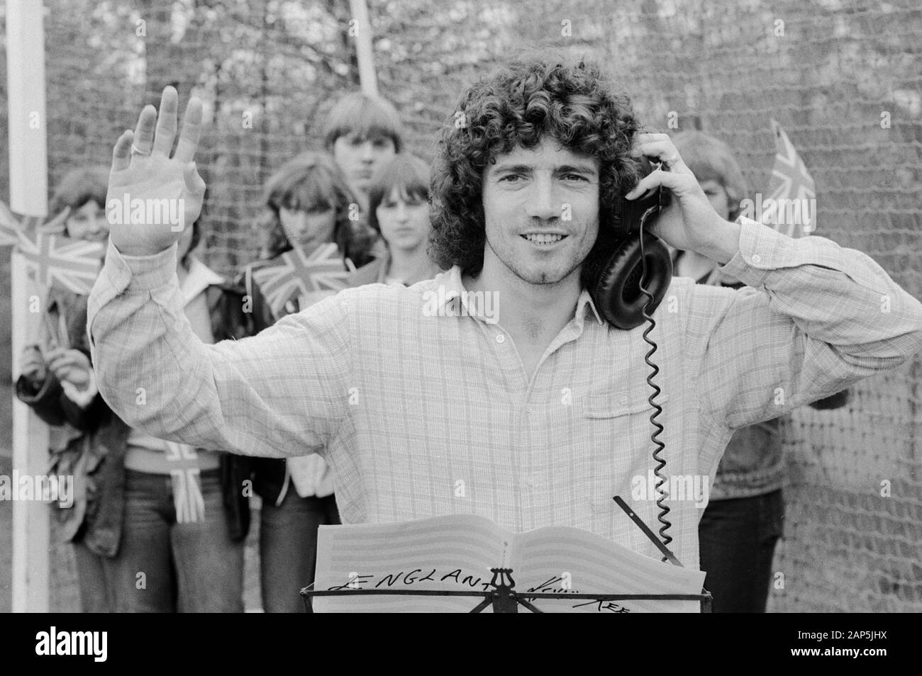 Kevin Keegan, britischer Fußballspieler, singt seine Single 'England' ein, Deutschland 1980. Britische Fußball-Spieler Kevin Keegan, Gesang seiner 45 Single 'England', Deutschland 1980. Stockfoto