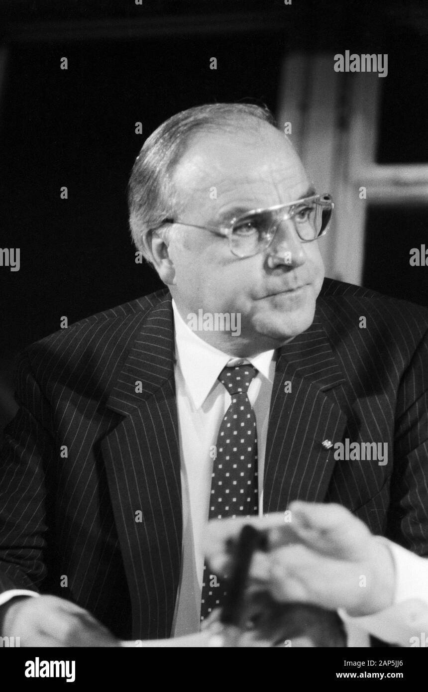Helmut Kohl, der deutsche Bundeskanzler, in Hamburg, Deutschland um 1984. Bundeskanzler Helmut Kohl, in Hamburg, Deutschland um 1984. Stockfoto