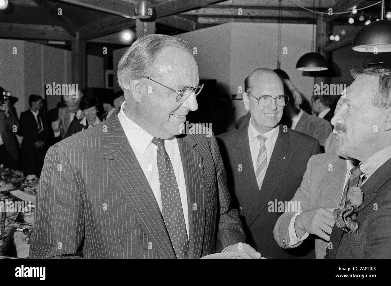 Helmut Kohl, der deutsche Bundeskanzler, in Hamburg, Deutschland um 1984. Bundeskanzler Helmut Kohl, in Hamburg, Deutschland um 1984. Stockfoto