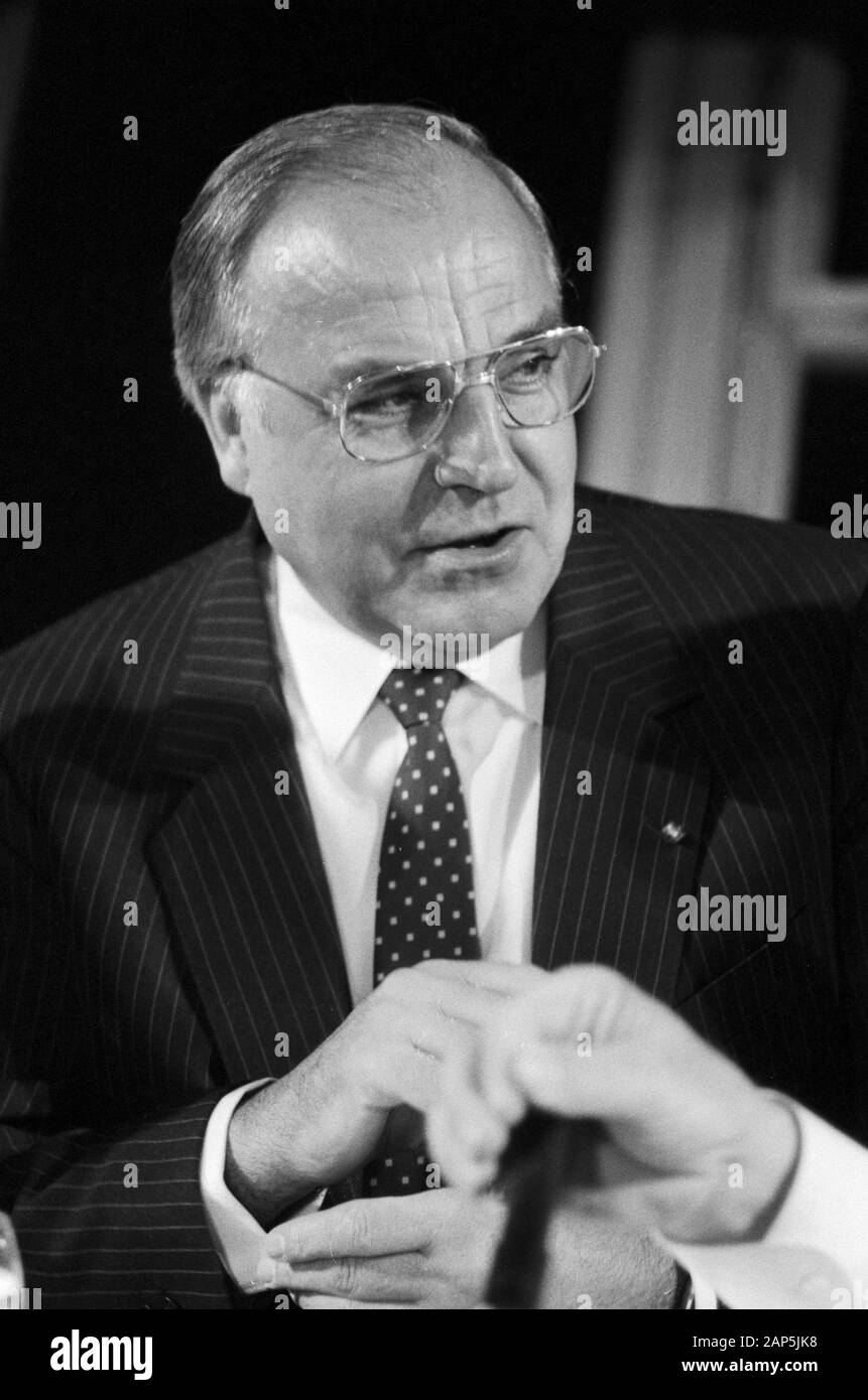 Helmut Kohl, der deutsche Bundeskanzler, in Hamburg, Deutschland um 1984. Bundeskanzler Helmut Kohl, in Hamburg, Deutschland um 1984. Stockfoto