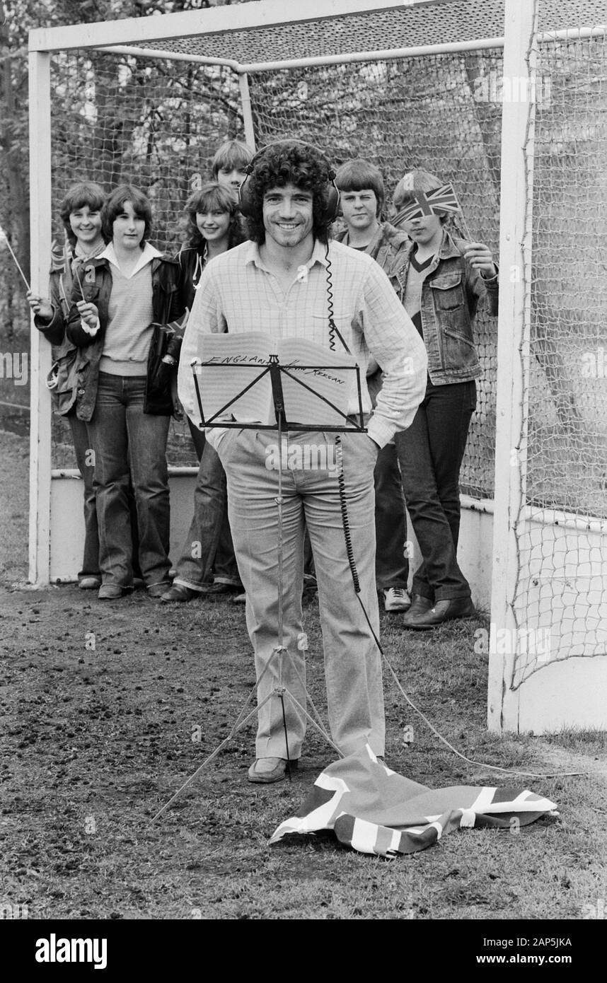 Kevin Keegan, britischer Fußballspieler, singt seine Single 'England' ein, Deutschland 1980. Britische Fußball-Spieler Kevin Keegan, Gesang seiner 45 Single 'England', Deutschland 1980. Stockfoto