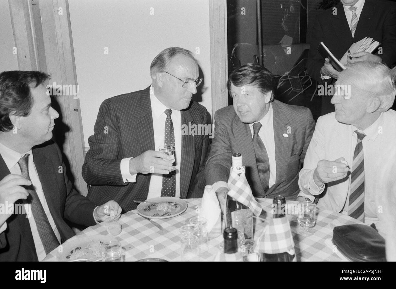 Helmut Kohl, deutscher Bundeskanzler (Mitte), bein 1963 Essen in Hamburg, Deutschland um 1984. Bundeskanzler Helmut Kohl (Mitte), nach Abendessen in Hamburg, Deutschland, um 1984. Stockfoto