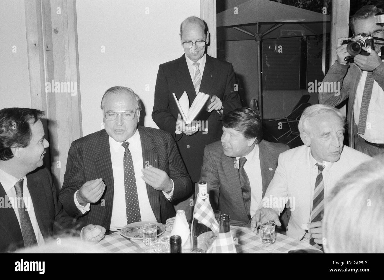 Helmut Kohl, deutscher Bundeskanzler (Mitte), bein 1963 Essen in Hamburg, Deutschland um 1984. Bundeskanzler Helmut Kohl (Mitte), nach Abendessen in Hamburg, Deutschland, um 1984. Stockfoto