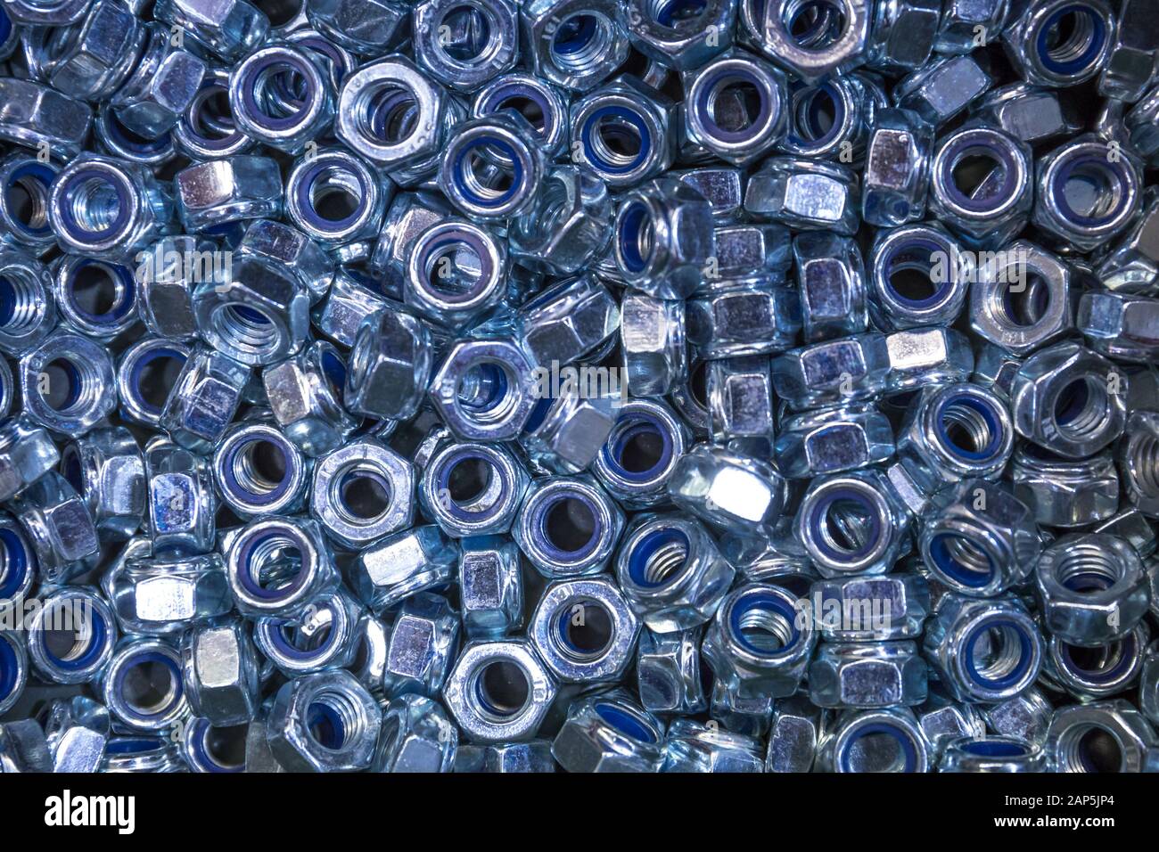 Ein Stapel aus verzinktem industriellen Nüsse. Metallmutter Textur, industriellen Hintergrund. Stockfoto