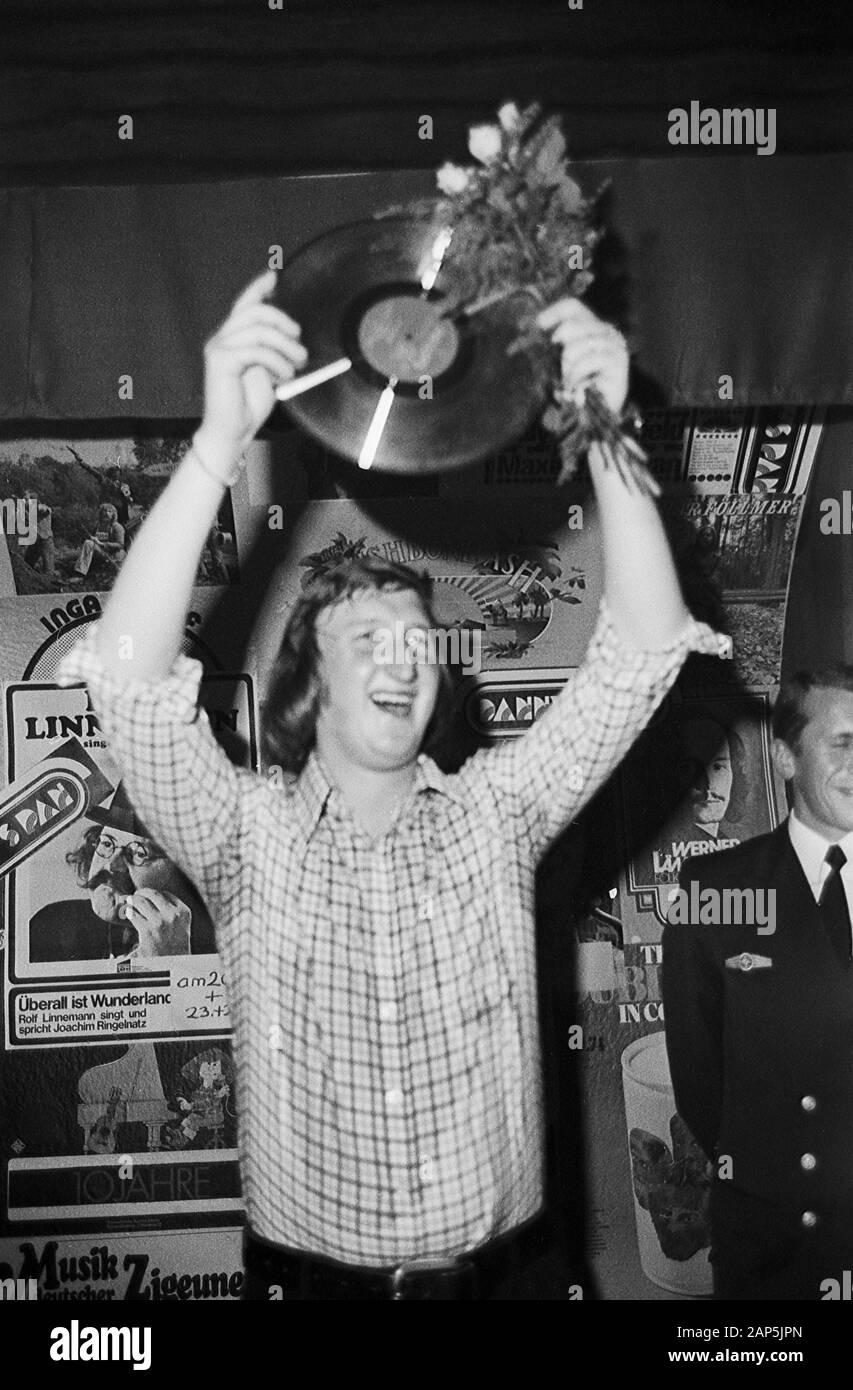 Mike Krüger, deutscher Sänger und Komiker, bekommt für seine Single "Mein Gott, Walther", die goldene Schallplatte in Hamburg, Deutschland 1975. Deutsche Comedian und Sänger Mike Krueger ist mit einer goldenen Scheibe für sein Lied "Mein Gott, Walther" in Hamburg ausgezeichnet. Deutschland 1975. Stockfoto