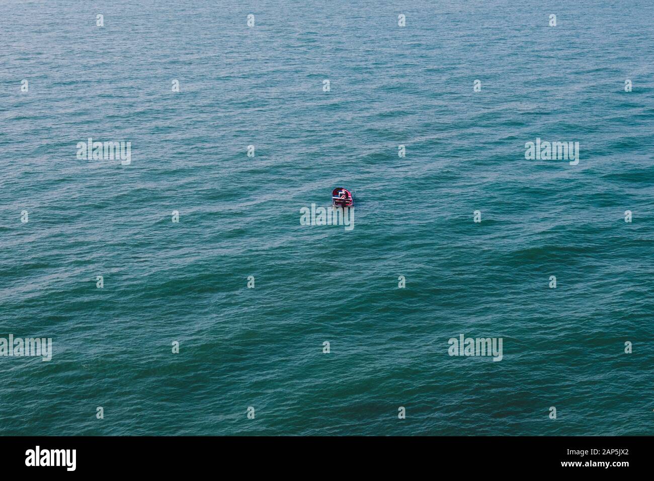 Antenne einer Person auf einem kleinen Boot allein am Ocean Stockfoto