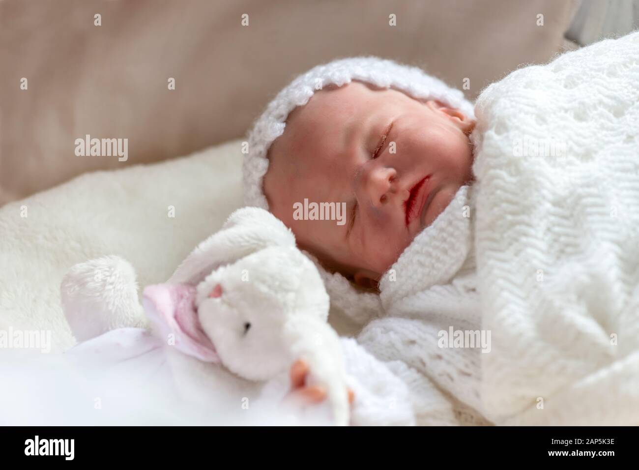 Wiedergeborene Baby-Mädchen-Puppe in einem Kinderbett, das einen kleinen selektiven Fokus auf Werbetexte hält Stockfoto