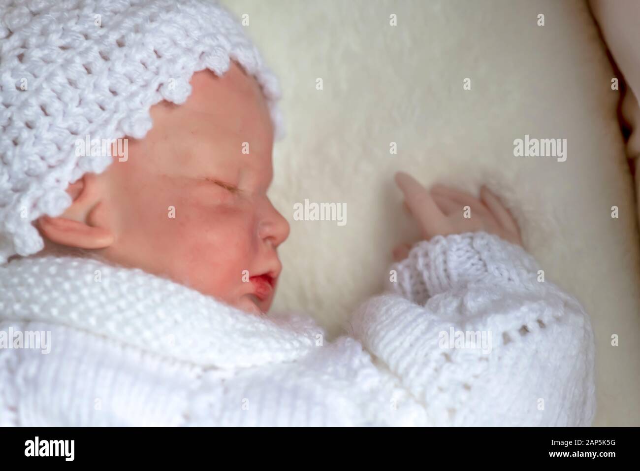 Nahaufnahme der wiedergeborenen Puppe, die auf ihrem Bauch liegt selektive Fokussierung auf den Werbe-Kopierraum Stockfoto