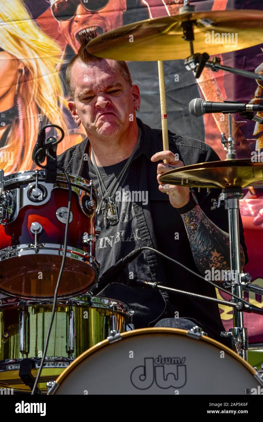 Bullet Boys Drummer, Anthony 'Tiny' Biuso, hinter dem Schlagzeug auf der Bühne des Ride für Ronnie Benefizkonzert Stockfoto