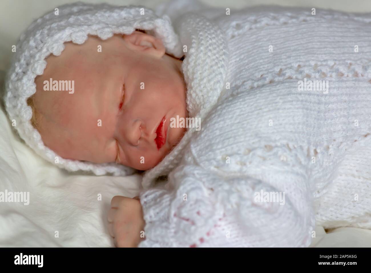 Wiedergeborene Baby-Mädchen, die sich auf ihren Bauch legen schlafend selektive Fokussierung auf Werbe-Copy-Raum Stockfoto