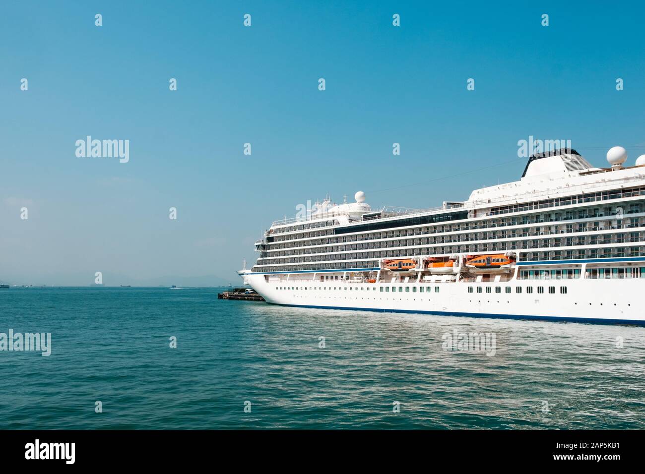 Kreuzfahrt Schiff angedockt an der Hong Kong Terminal mit Meer und blauer Himmel Stockfoto