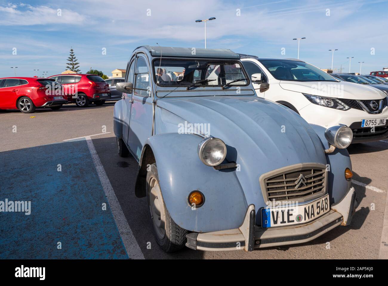 Citroën 2CV Auto in Camposol, Costa Calida, Spanien, Europa. Blue Classic Auto im Alltag. Französisches Symbol im Vintage-Design auf der Straße geparkt Stockfoto