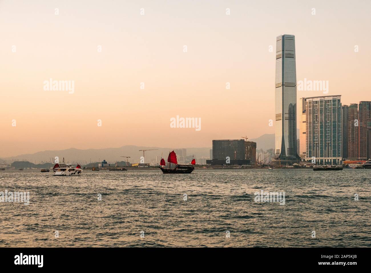 Marine und das Stadtbild von HongKong, Kowloon und Victoria Hafen mit Schiffen, Segelboote und die Skyline der Stadt Stockfoto