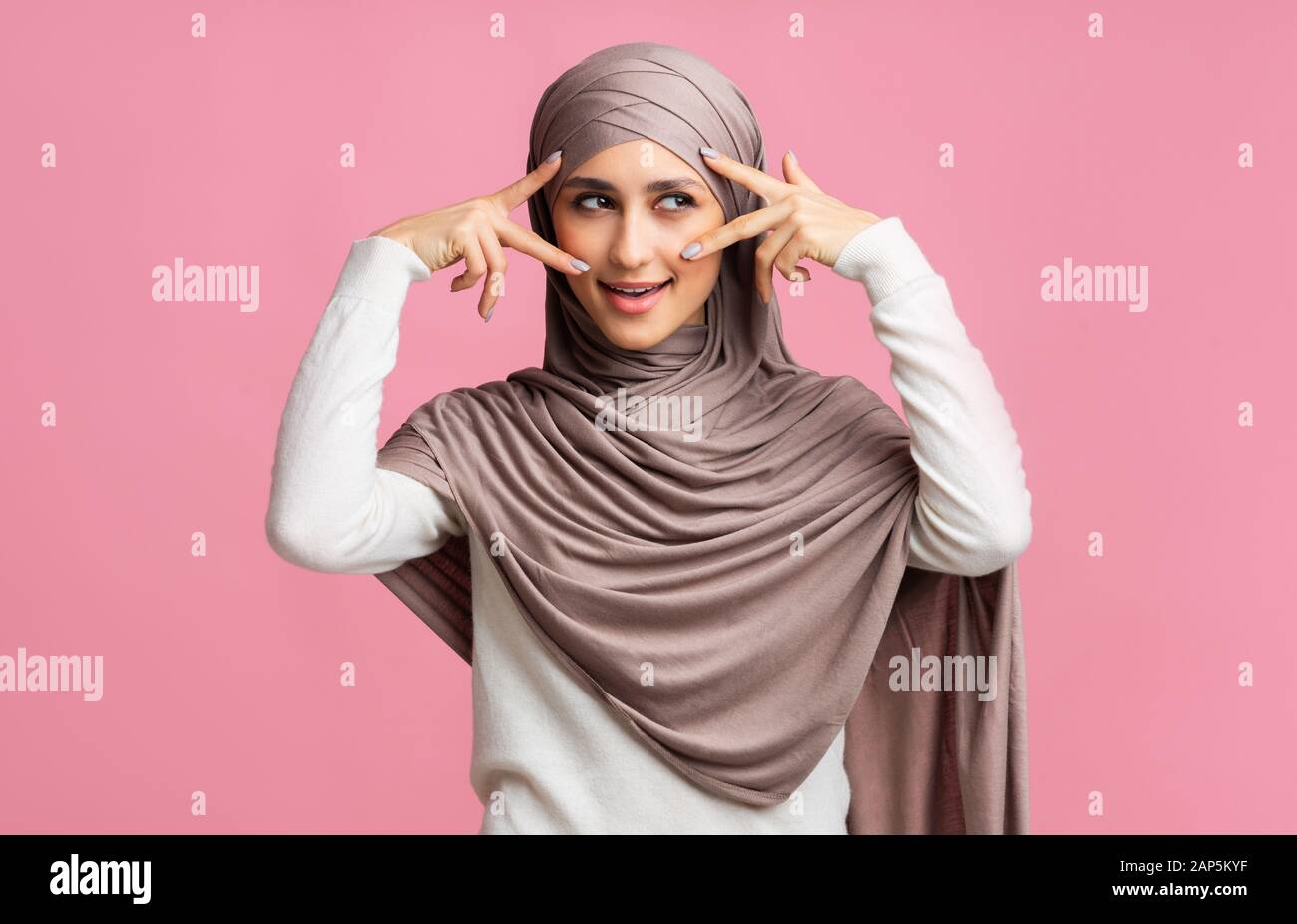 Mysteriöses Muslimisches Mädchen In Hijab Das Ihre Augen Mit Den Fingern Umrahmt 